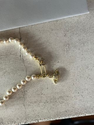 Collar Vivienne Westwood Dorado de Perlas