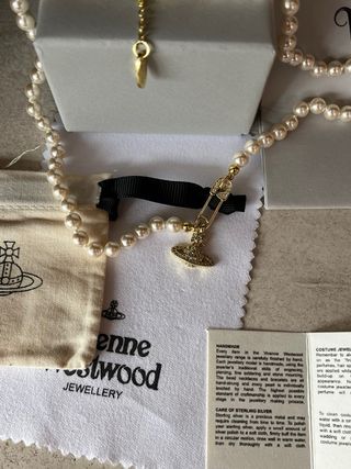 Collar Vivienne Westwood Dorado de Perlas