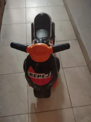 Moto correpasillos Repsol