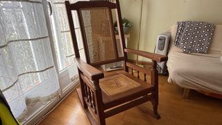 Dolce culla vintage in legno e rattan