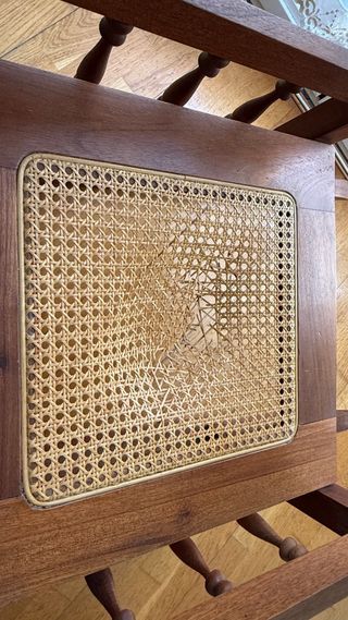 Dolce culla vintage in legno e rattan