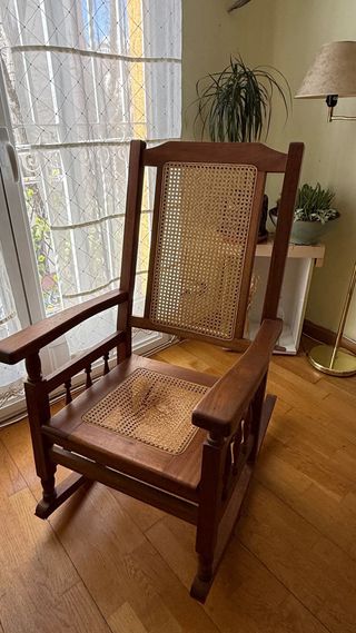 Dolce culla vintage in legno e rattan