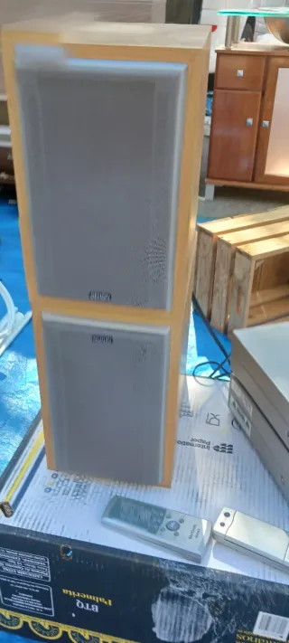 Equipo de música Denon con altavoces