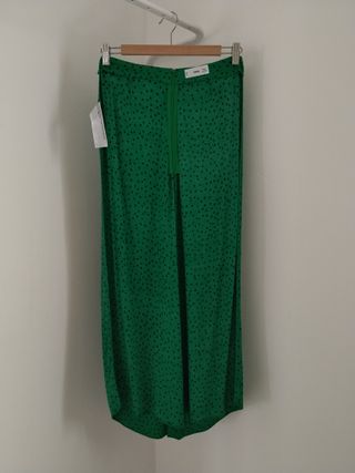 Falda larga verde con lunares negros