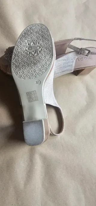 Zapatos de fiesta dorados y plateados