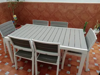 Mesa Keter con 4 sillas y 2 sillones