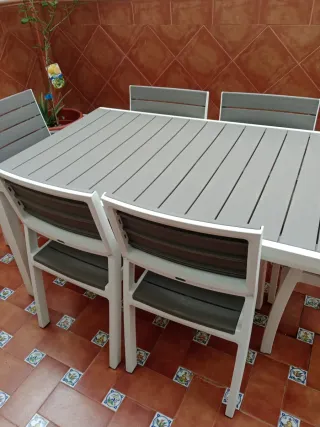 Mesa Keter con 4 sillas y 2 sillones