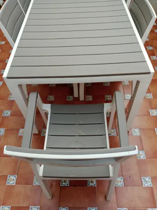 Mesa Keter con 4 sillas y 2 sillones