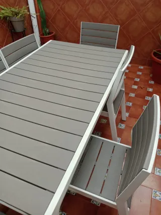 Mesa Keter con 4 sillas y 2 sillones