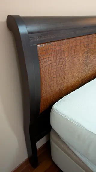 Cabecero de piel y madera