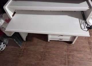 Escritorio blanco con ruedas