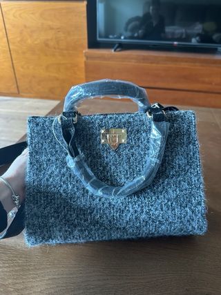 Bolso gris con detalles negros