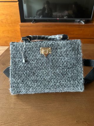 Bolso gris con detalles negros