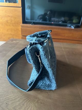 Bolso gris con detalles negros