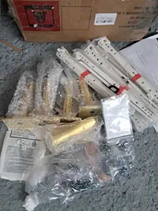 Cómoda YITAHOME Negra y Dorada