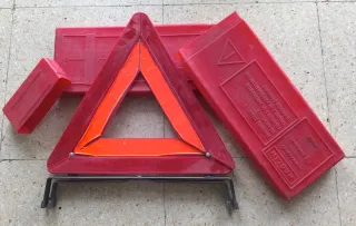 Triángulo de emergencia coche