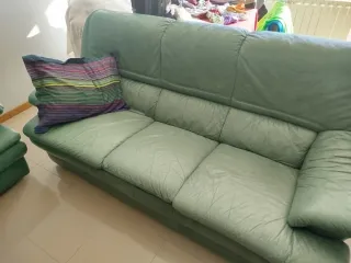 Sofá de piel verde