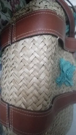 Bolso de mimbre con adornos florales