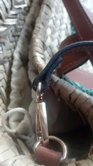 Bolso de mimbre con adornos florales