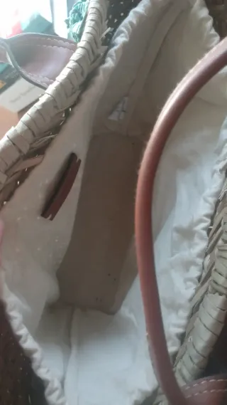 Bolso de mimbre con adornos florales