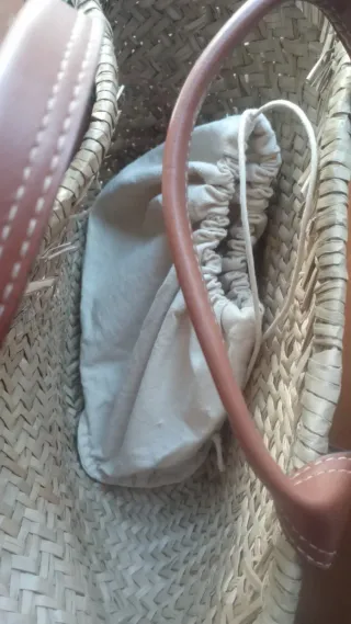 Bolso de mimbre con adornos florales