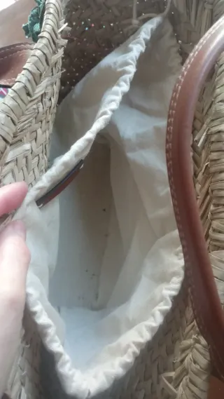 Bolso de mimbre con adornos florales