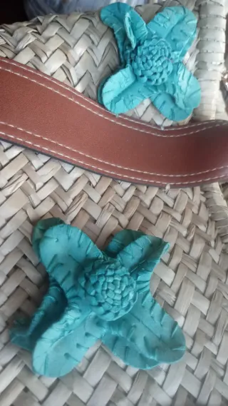 Bolso de mimbre con adornos florales