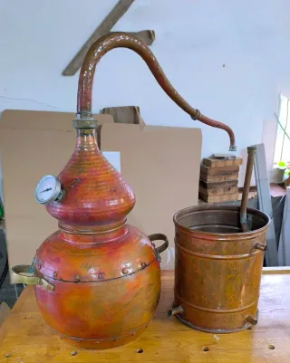 Alambique de cobre con termómetro