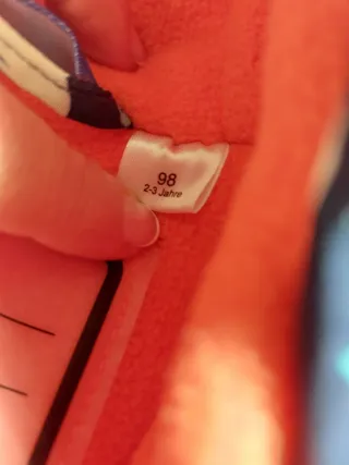 Mono de nieve con botas