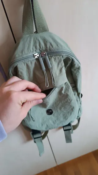 Mochila verde pequeña multi-bolsillos