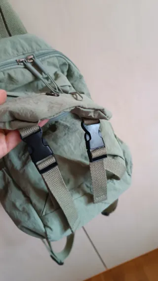 Mochila verde pequeña multi-bolsillos