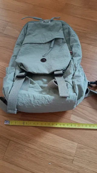 Mochila verde pequeña multi-bolsillos