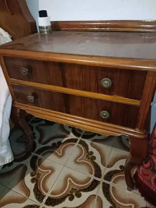 Dormitorio antíguo. Cama y mesitas de noche