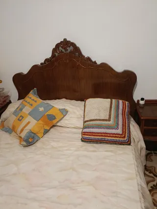 Dormitorio antíguo. Cama y mesitas de noche