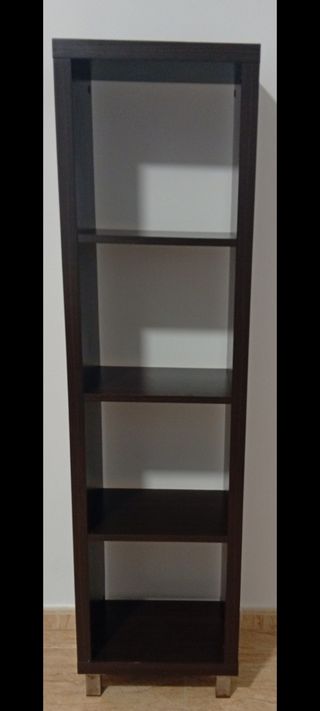 Estantería de madera oscura