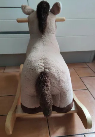 Caballito balancín de peluche y madera