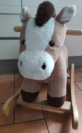 Caballito balancín de peluche y madera
