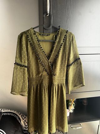 Vestido de verano verde con pompones