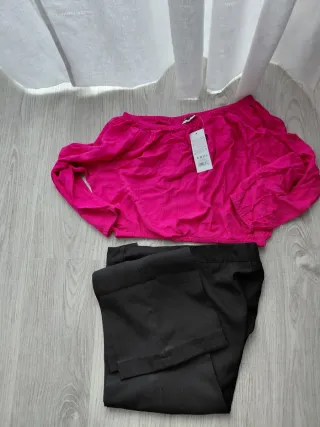Crop top fucsia y pantalón traje negro