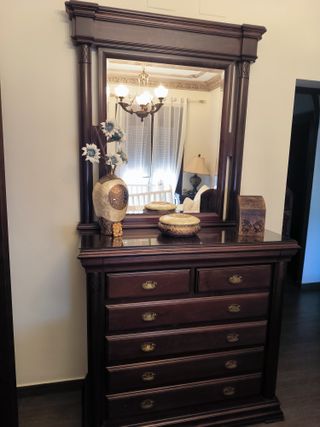 Peinadora de madera con espejo