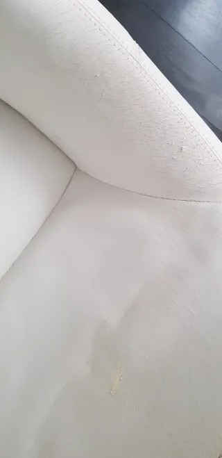 Diván blanco patas cromadas.  NECESITA TAPIZADO.