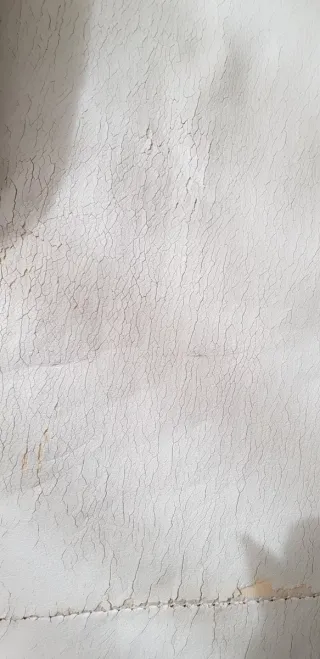 Diván blanco patas cromadas.  NECESITA TAPIZADO.