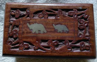 Scatola in legno decorata con elefanti