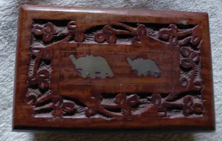 Scatola in legno decorata con elefanti