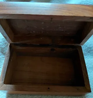 Scatola in legno decorata con elefanti