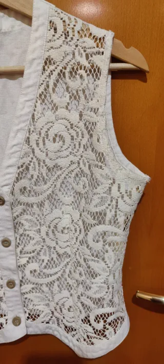 Chaleco de encaje blanco roto,de lino, talla M.