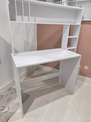 Escritorio blanco con estantería