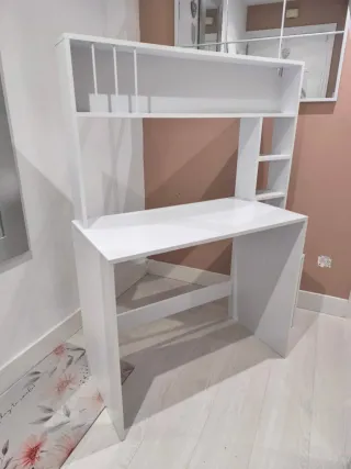 Escritorio blanco con estantería