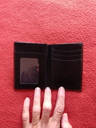 Cartera de piel negra y marrón