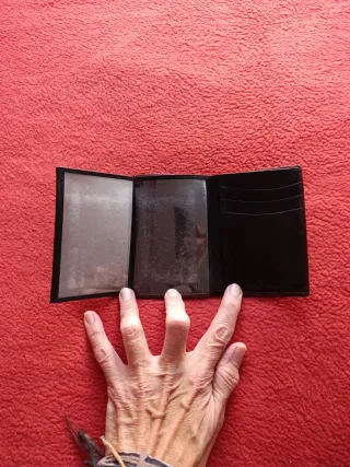 Cartera de piel negra y marrón